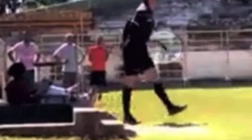 Διαιτητής έβγαλε περίστροφο και χειροπέδες για να συλλάβει ποδοσφαιριστή! (βίντεο)